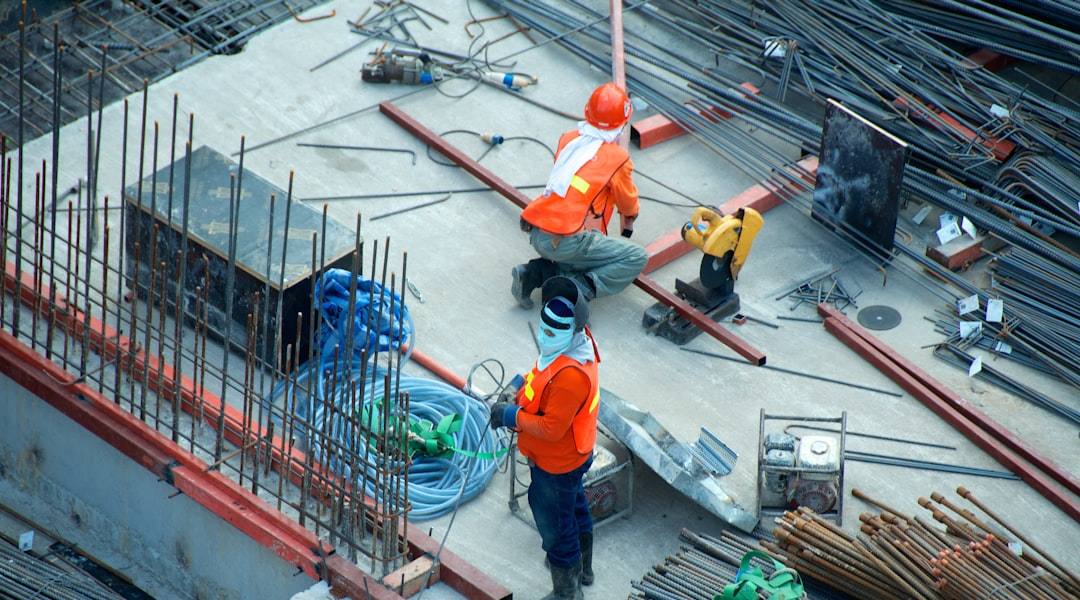 Operarios manejando material de obra en una construcción