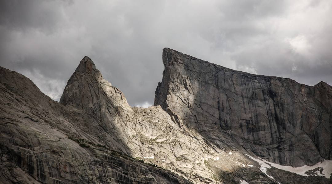 Ladera rocosa iluminada bajo un cielo nublado