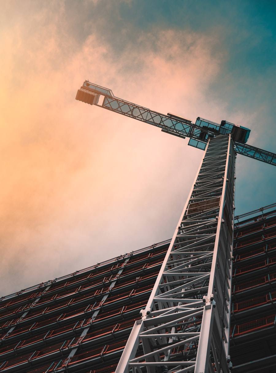 Grúa torre sobre un edificio en construcción al atardecer