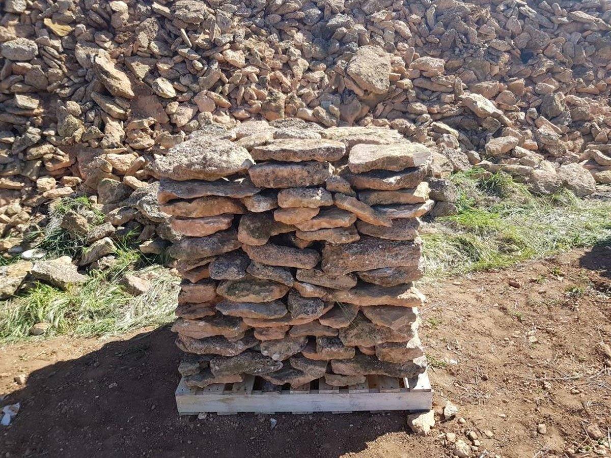 Material de obra apilado en el almacén de Materiales de Construcción Alfredo
